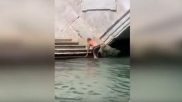 Туристы разделись и поплавали в Большом канале Венеции