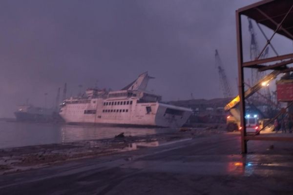 Взрыв потопил круизный лайнер Orient Queen