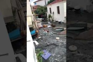 Цунами накрыло Измир во время землетрясения: улицы затопило на 1 метр. ВИДЕО