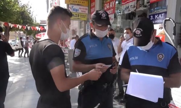 Всем туристам надеть маски и бросить курить: в Анталии начались рейды по отлову нарушителей