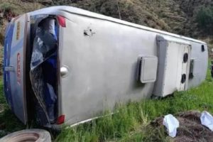Автобус с туристами рухнул в пропасть во время экскурсии: есть погибшие