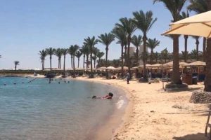В Хургаду и Шарм-эль-Шейх пришло тепло: российские туристы не вылазят из моря