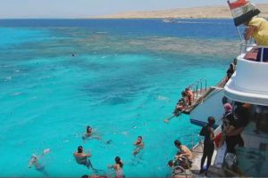 В Хургаде температура воздуха поднялась до +35°C: российские туристы не вылезают из моря