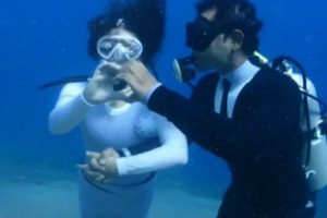 В Египте на дне Красного моря состоялась церемония помолвки