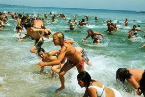 На туристов в Средиземном море начали нападать рыбы: искусаны 15 отдыхающих, обратившихся за помощью