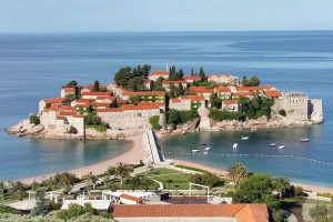 Черногория открыла границу для туристов из России