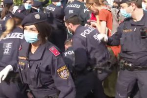 Комендантский час, отели закрыть и никакого туризма: Австрия закрывает все, что возможно